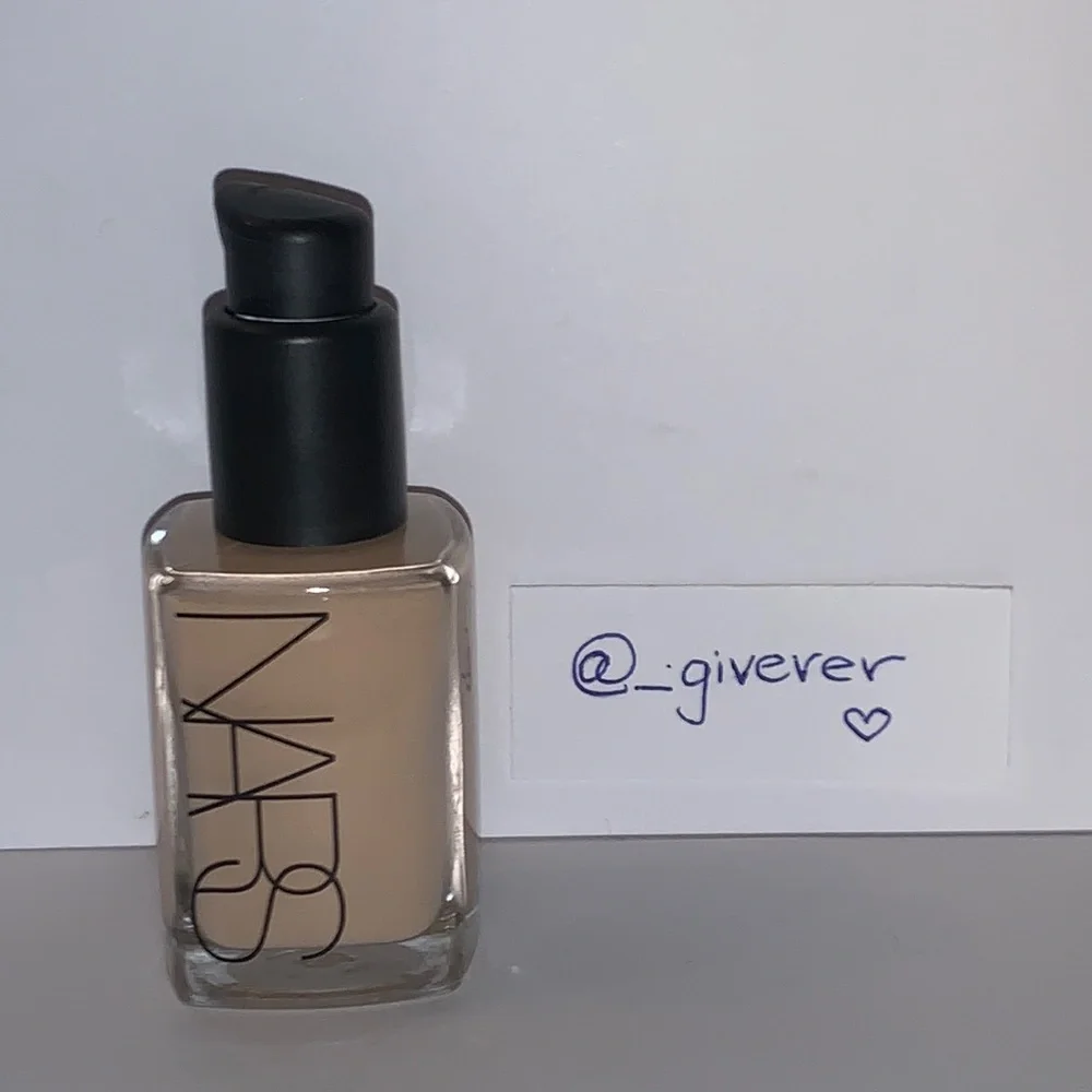 OSLO Light 1 - NWOB Sheer Glow Nars Foundation w Pump